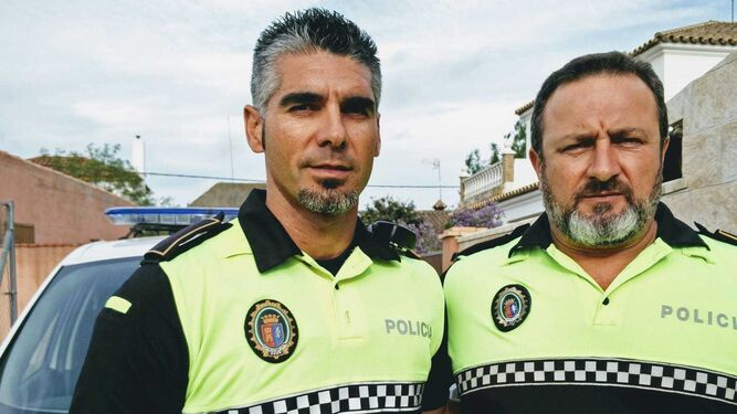 Los policías locales de Conil, Javier Macías y Melchor Leal