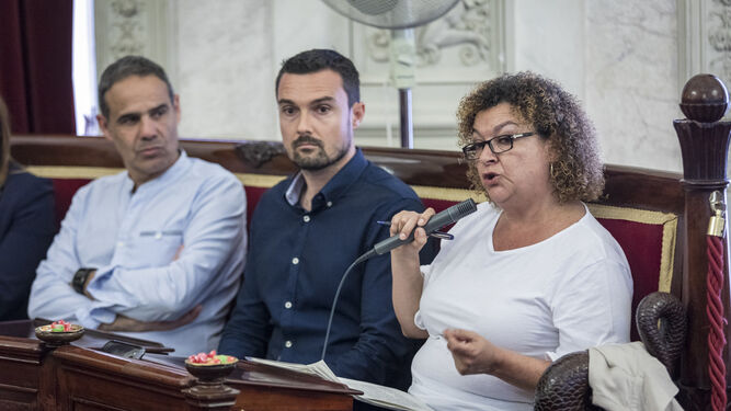 Los concejales de Ganar Cádiz Martín Vila y Eva Tubío, durante el pleno de presupuestos del martes.