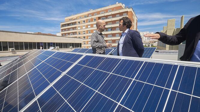El alcalde conversa con el concejal de Medio Ambiente en la planta solar de Eléctrica de Cádiz.