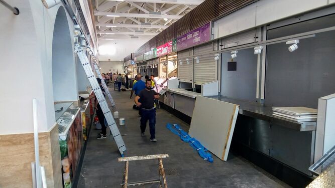 Los trabajos de instalación de los puestos de venta continuaban ayer en el Mercado de Abastos rehabilitado.