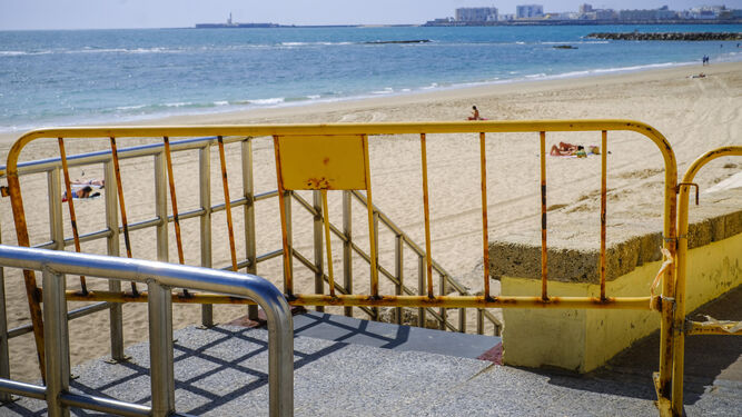 Una valla corta el acceso a la playa de La Victoria por el mal estado del arenal debido a los temporales.