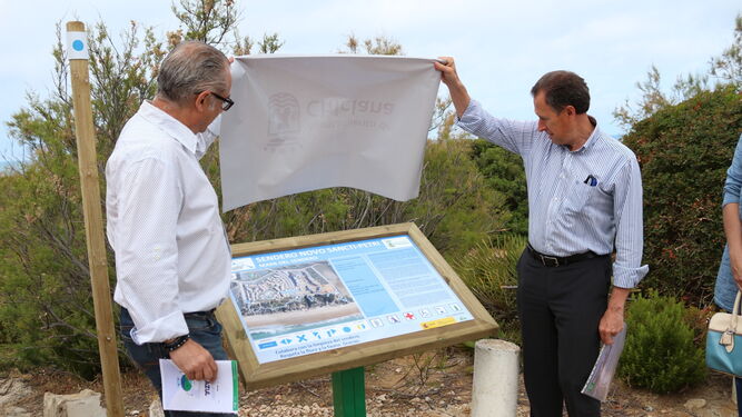 El alcalde y el edil de Medio Ambiente descubren la cartelería del nuevo itinerario.