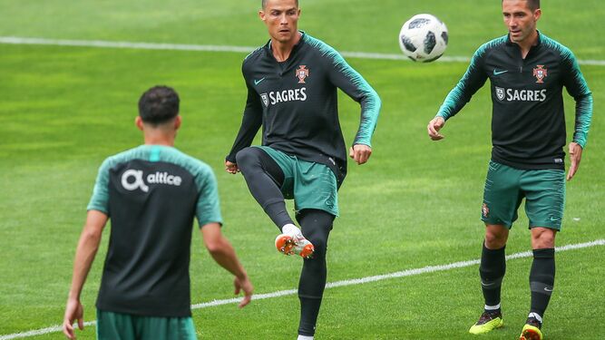 Cristiano Ronaldo, entre Pepe y Joao Moutinho, en un ejercicio del entrenamiento de ayer de Portugal.