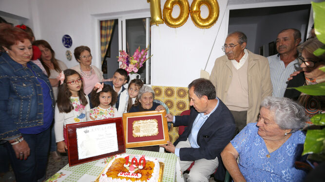 El alcalde, vecinos y familiares durante la celebración del cumpleaños de Juana.