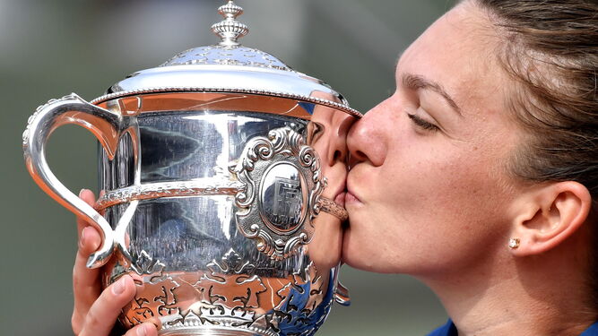 Halep besa el trofeo de Roland Garros.