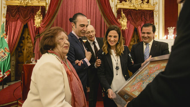 Pilar Paz recibe el premio	 Elio Antonio		 de Nebrija