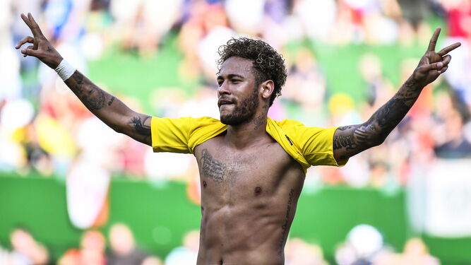 Neymar celebra su tanto ante Austria.