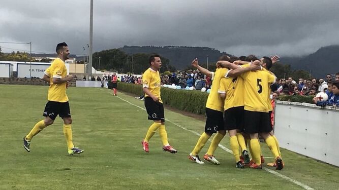 Los jugadores del Ejea celebran su última victoria frente al Tenerife B en el playoff.