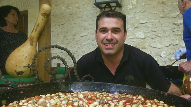 Adrián Carrera con uno de los originales guisos que ofrece en su bar, unos caracoles con chorizo y chistorra.