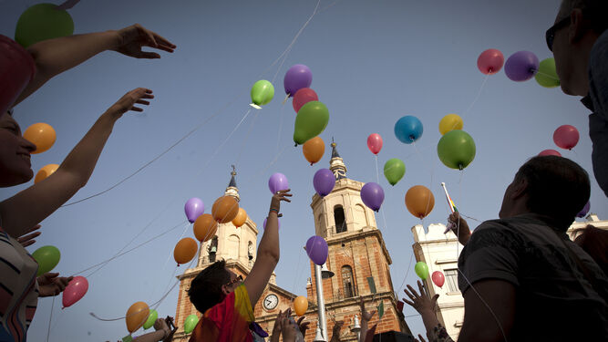 Suelta de globos tras el izado de la bandera LGTBI en el Día del Orgullo.