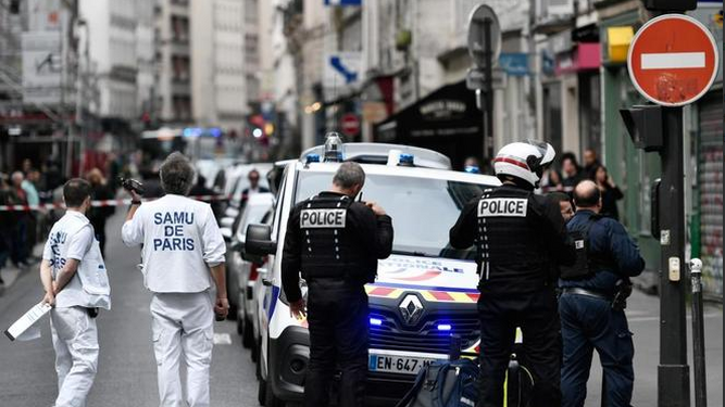 El SAMU y la Polcía de París acordonan la zona donde un hombre, que dice estar armado, ha retenido a dos personas.