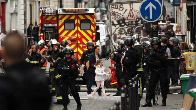 Una mujer y una niña, evacuadas durante una supuesta toma de rehenes en París.