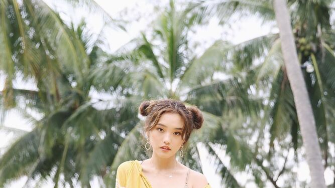 La koreana Jenn Im desmuetra que siempre acertar&aacute;s con los cl&aacute;sicos y apuesta por una t&uacute;nica cl&aacute;sica en amarillo con bordados, de Tunarosa. Su bikini es de LoveWave.