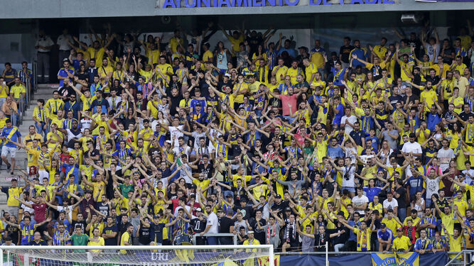 Aficionados del Cádiz animan al equipo durante un encuentro en el estadio Carranza.