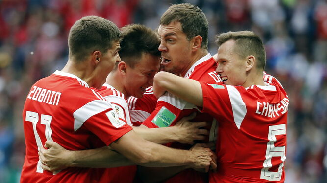 Los jugadores de la selección rusa abrazan a Dzyuba tras anotar el 3-0 ante Arabia Saudí.