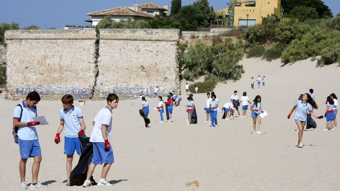 Imagen de los alumnos durante el primer día de limpieza en la playa.