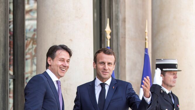 Giuseppe Conte y  Emmanuel Macron, antes de reunirse ayer en París.