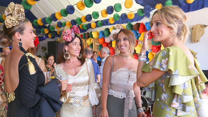 Varias mujeres disfrutan de la tarde de Feria en una caseta del Real.
