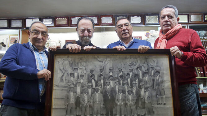 El sastre viñero Manolo Torres (el segundo por la izquierda), junto a Antonio Sánchez de la Flor, Juan Antonio Guerrero y José Luis Fatou.