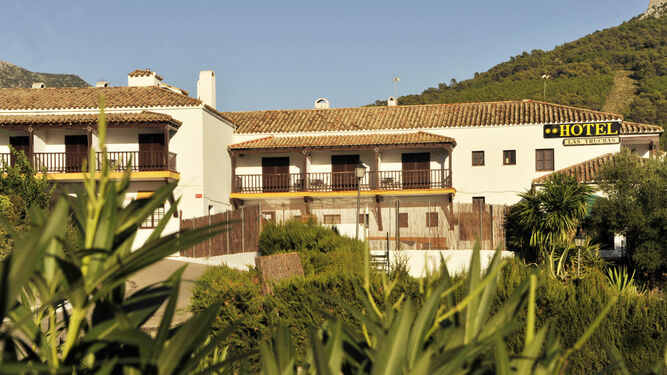 Una imagen del exterior del hotel Las Truchas de El Bosque, propiedad de la Diputación.