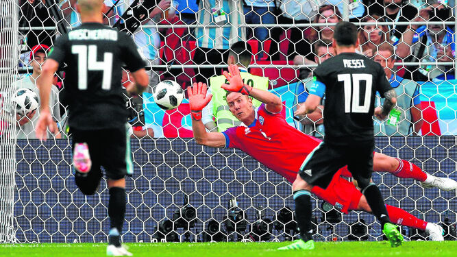 El portero Hannes Halldorsson rechaza el lanzamiento de penalti de Leo Messi mediada la segunda mitad.