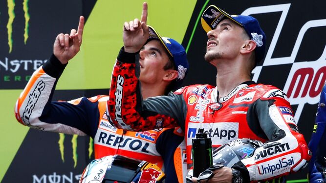 Lorenzo y Márquez señalan al cielo en el podio de Montmeló.