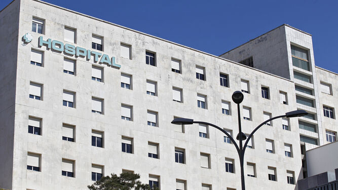 Parte superior de la fachada del Hospital Puerta del Mar.