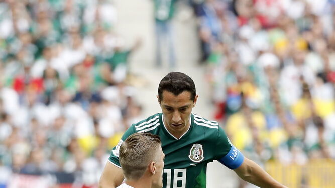 Kroos, molesto tras recibir una falta, ante el capitán mexicano, Andrés Guardado.