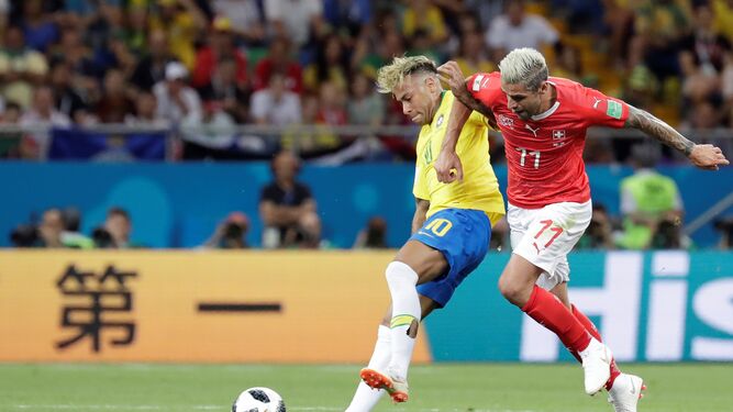 El centrocampista suizo Behrami pugna por el balón con Neymar.