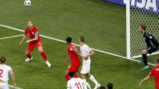 Harry Kane  se dispone a cabecear en el segundo palo el balón para hacer el segundo y decisivo gol inglés ante Túnez, ya en el alargue.