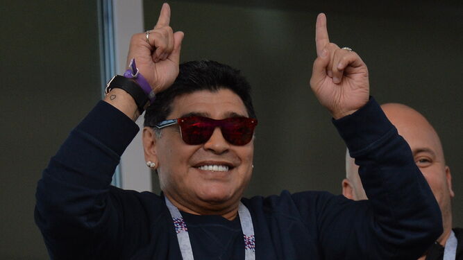 Maradona saluda el sábado desde la grada del estadio Spartak.
