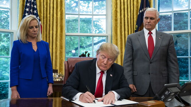 Donal Trump, en el momento de la firma del decreto para mantener a las familias inmigrantes unidas.