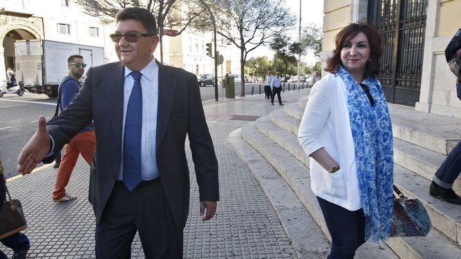 Lorenzo Sánchez, junto a Eva Corrales, saluda a un periodista a la llegada a la sede de la Audiencia Provincial de Cádiz, en mayo de 2016.
