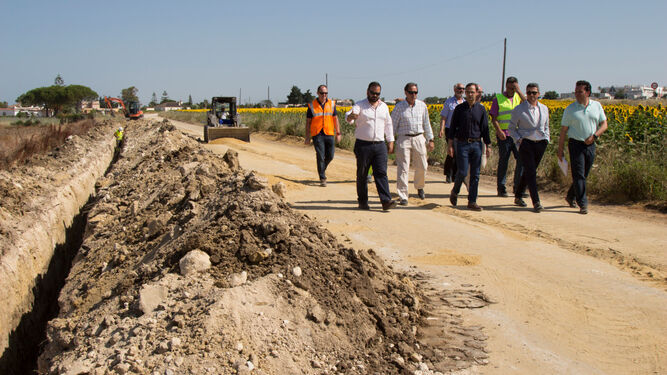 El alcalde visitó ayer las obras que se están llevando a cabo en la conducción de agua potable de La Jara.