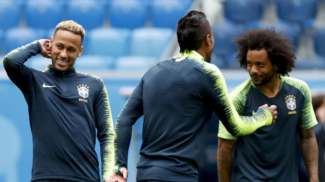 Neymar y Marcelo bromean con el barcelonista Paulinho durante el entrenamiento en San Petersburgo.