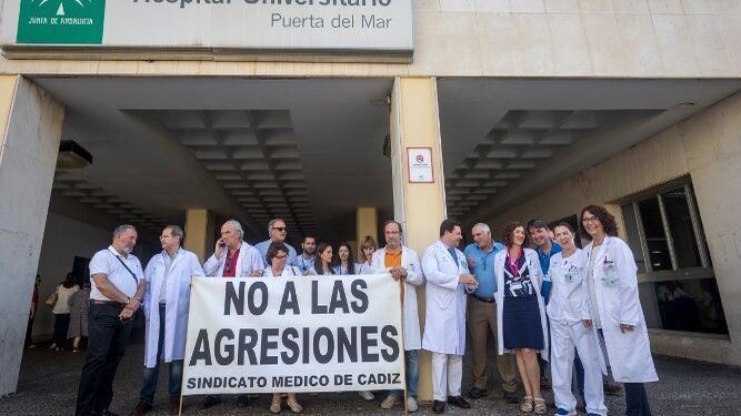 Un instante de la concentración de ayer en la entrada del Hospital Puerta del Mar.