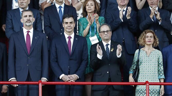 El rey Felipe VI, junto al presidente del Gobierno, Pedro Sánchez; el presidente de la Generalitat, Quim Torra; y la ministra de Política Territorial, Meritxel Batet, ayer en Tarragona.