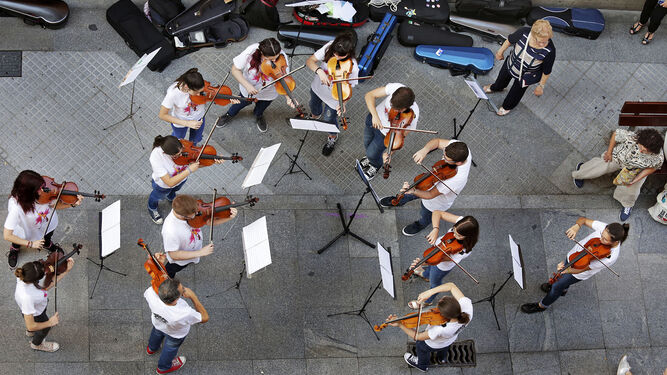 Imagen del concierto de violas de ayer en la calle Ancha de Cádiz.