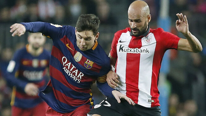 Mikel Rico disputa el balón con Messi durante un partido entre el Barcelona y el Athletic de Bilbao.