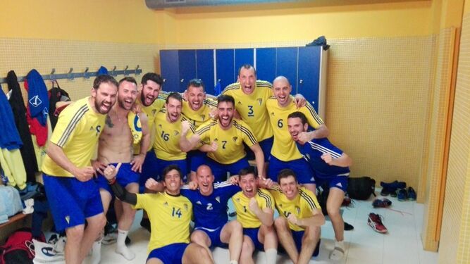 Los jugadores del Cádiz CF 2012 festejan el triunfo que les aseguraba el ascenso de categoría.