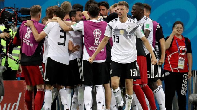Los jugadores del Alemania celebran el gol de Kroos.
