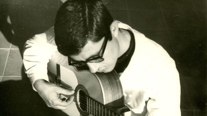Nazario, en una foto de juventud, con la guitarra en las manos.