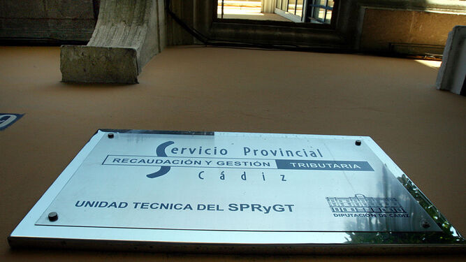 Placa que indica la entrada al Servicio de Recaudación Provincial de la Diputación de Cádiz.