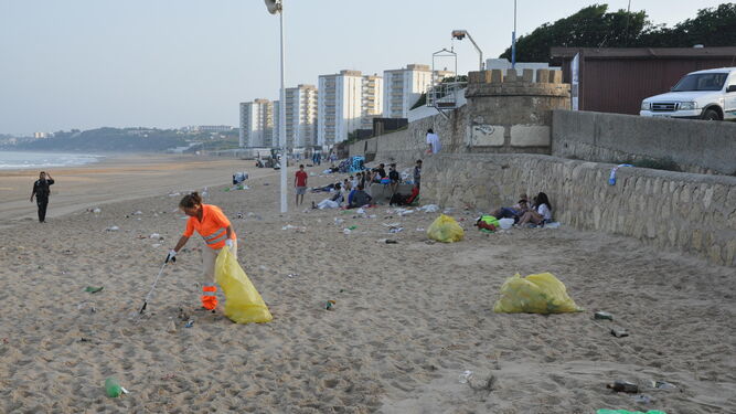 Los operarios de playas  arrancaron su labor bien temprano, con algunos usuarios aún siguiendo la fiesta.