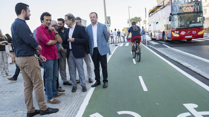 El consejero de Fomento y Vivienda, Felipe López, y el alcalde de Cádiz, José María González, presiden el acto de inauguración del carril bici.