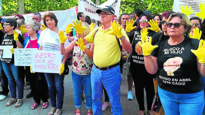 Mujeres de SOS Bebés Robados Cádiz con compañeras y compañeros de toda España protestan y piden justicia ante la Audiencia Provincial de Madrid.