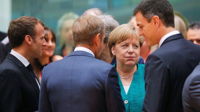 Emmanuel Macron, Donald Tusk (de espaldas), Angela Merkel y Pedro Sánchez, ayer durante la reunión del Consejo Europeo celebrada en Bruselas.
