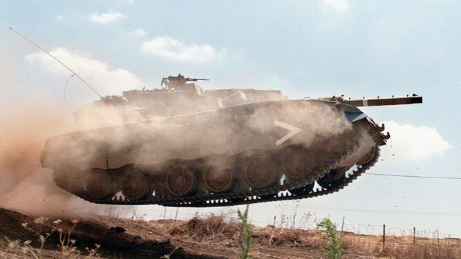 Imagen de un tanque israelí en movimiento.