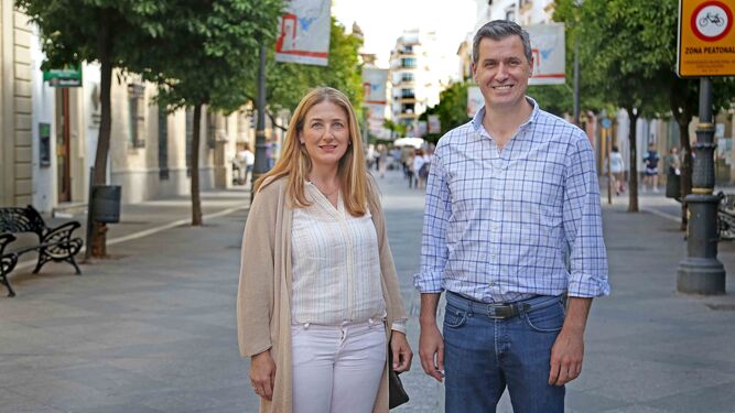 La psicóloga Manuela Pérez, presidenta de PAS España, junto a Pablo Villagrán, presidente de la asociación de afectados, en la calle Larga de Jerez.