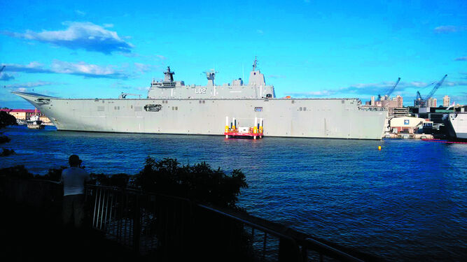 Uno de los buques de la Armada australiano, en uno de los diques de ese país..